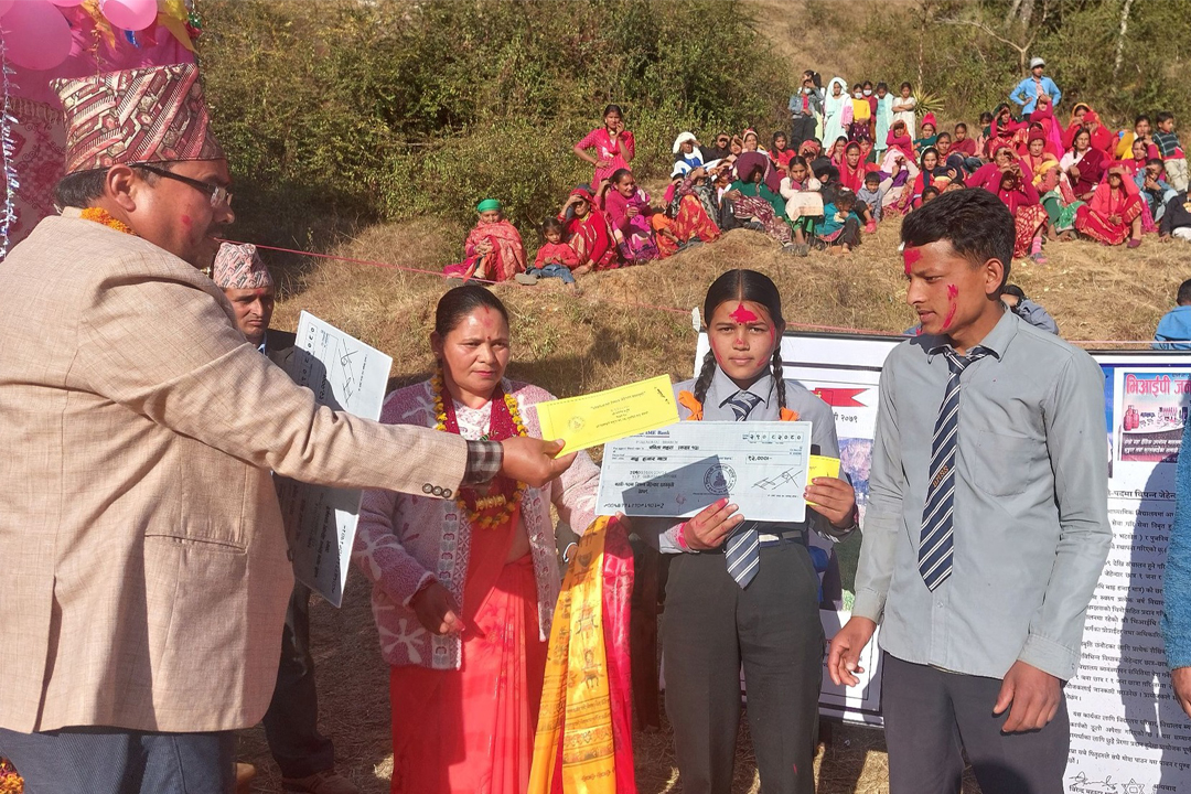 ‘काशी–पदमा विपन्न जेहेन्दार छात्रवृति’डिलेश्वरी माविका दुई विद्यार्थीलाई प्रदान 